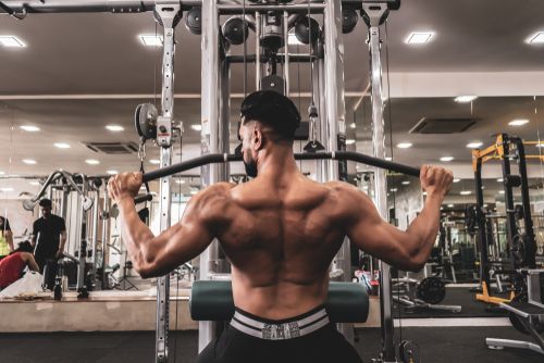 10 Best Lat Pulldown Machines (& How To Use Them)